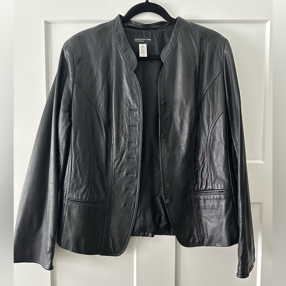 Jones of New York Collection black fitted leather Jacket 
Size: Large